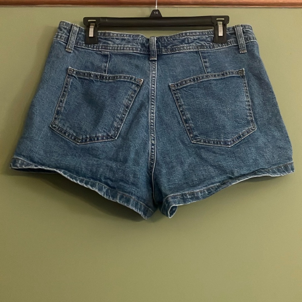 Universal Thread women’s size 12 Sailor Shorts - Picture 3 of 5